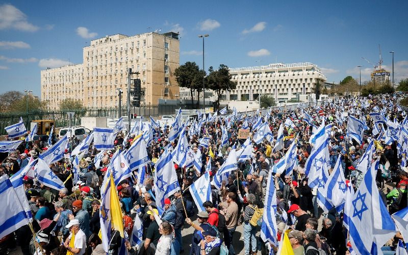 Ribuan Demonstran Padati Tel Aviv:…