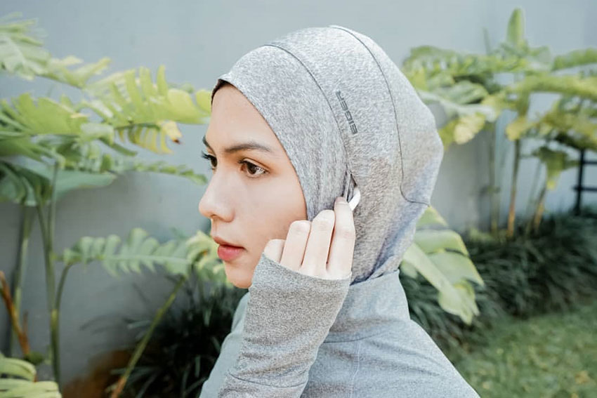 Outfit Gunung Wanita Hijab dengan Actieve Hijab Sport produk Eiger warna abu-abu yang nyaman dan stylish untuk aktivitas outdoor — sumber foto instagram eigeradventure.com