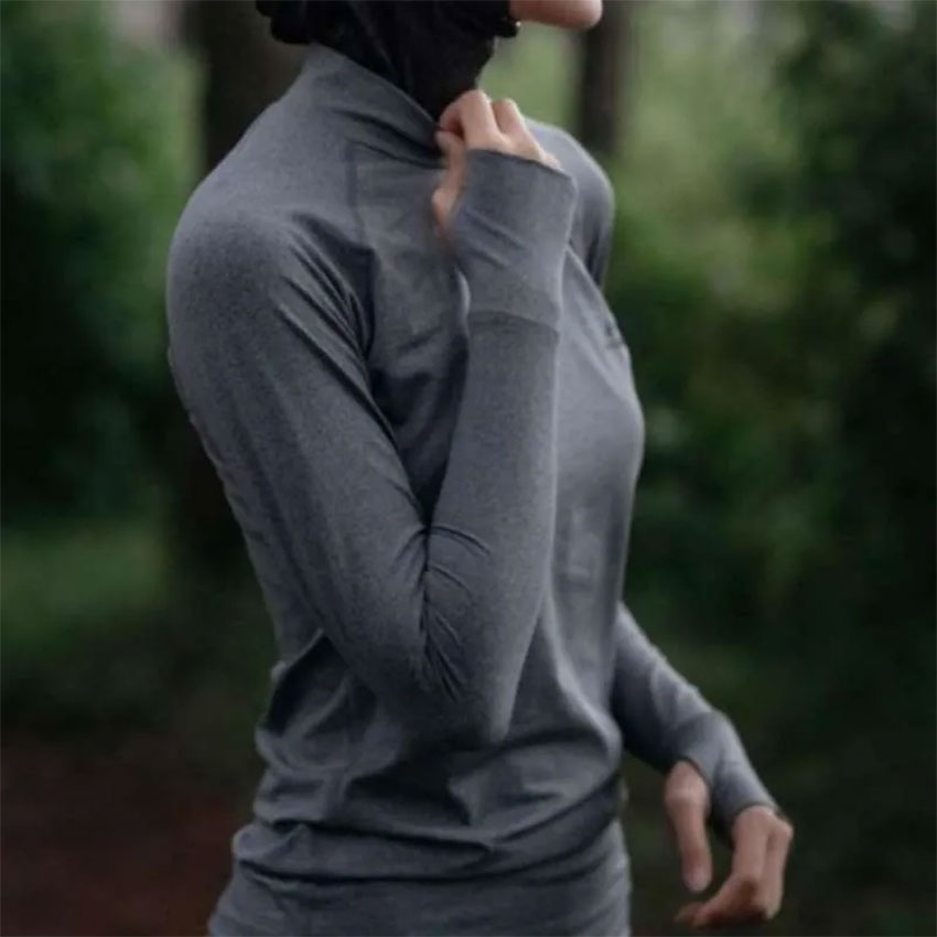 Outfit Gunung Wanita Hijab produk Eiger Agleia Baselayer Women 5101 warna abu-abu dengan desain lengan panjang dan bahan nyaman untuk aktivitas outdoor — sumber foto eiger.com