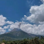 Gunung Lewotobi Laki-Laki di Kabupaten Flores Timur (Flotim), Nusa Tenggara Timur (NTT), erupsi dengan tinggi kolom abu teramati kurang lebih 800 meter di atas puncak atau kurang lebih 2.384 meter di atas permukaan laut, Selasa (23/9/2025) pukul 11:09 WITA. ANTARA/HO-PVMBG