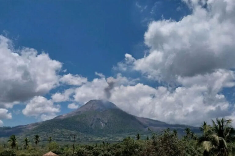 Gunung Lewotobi Laki-Laki di Kabupaten Flores Timur (Flotim), Nusa Tenggara Timur (NTT), erupsi dengan tinggi kolom abu teramati kurang lebih 800 meter di atas puncak atau kurang lebih 2.384 meter di atas permukaan laut, Selasa (23/9/2025) pukul 11:09 WITA. ANTARA/HO-PVMBG