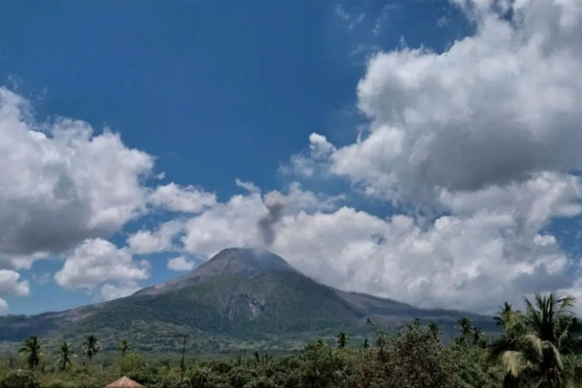 Gunung Lewotobi Laki-Laki di Kabupaten Flores Timur (Flotim), Nusa Tenggara Timur (NTT), erupsi dengan tinggi kolom abu teramati kurang lebih 800 meter di atas puncak atau kurang lebih 2.384 meter di atas permukaan laut, Selasa (23/9/2025) pukul 11:09 WITA. ANTARA/HO-PVMBG