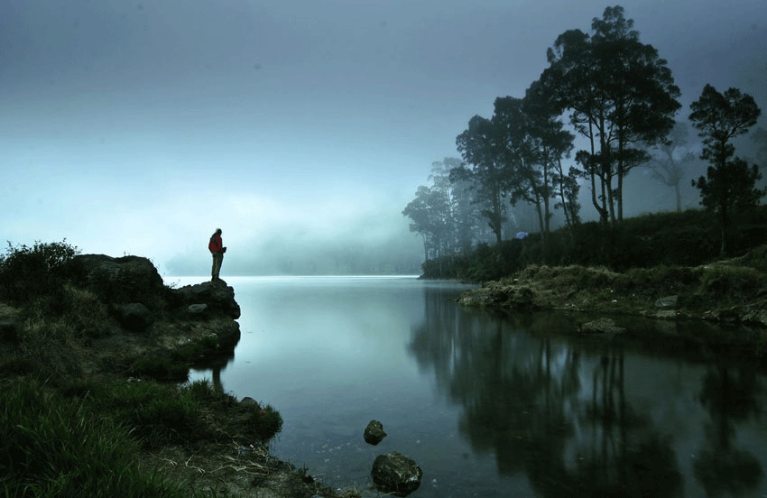 Danau Segara Anak ketinggian 2000 meter Gunung Rinjani (sumber foto: www.trekkingrinjani.com)