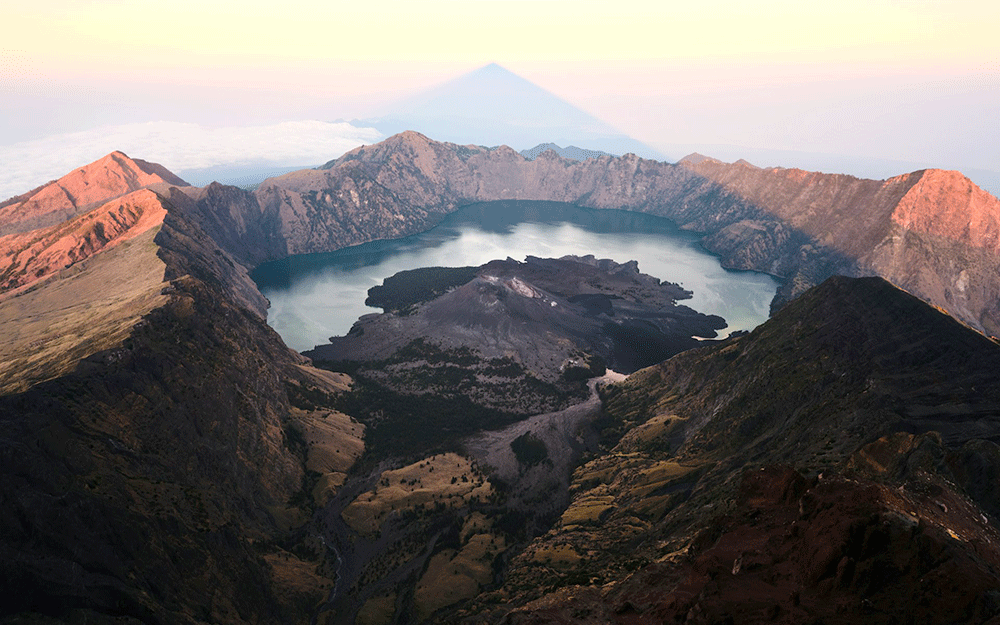 Puncak Gunung Rinjani(sumber foto: unsplash.com)