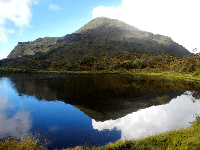 Telaga di gunung talamau (sumber foto: www.jalanbareng.com)