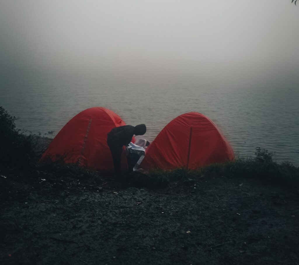 Camping di pinggir danau Gunung Tujuh, pendakian saat musim hujan.