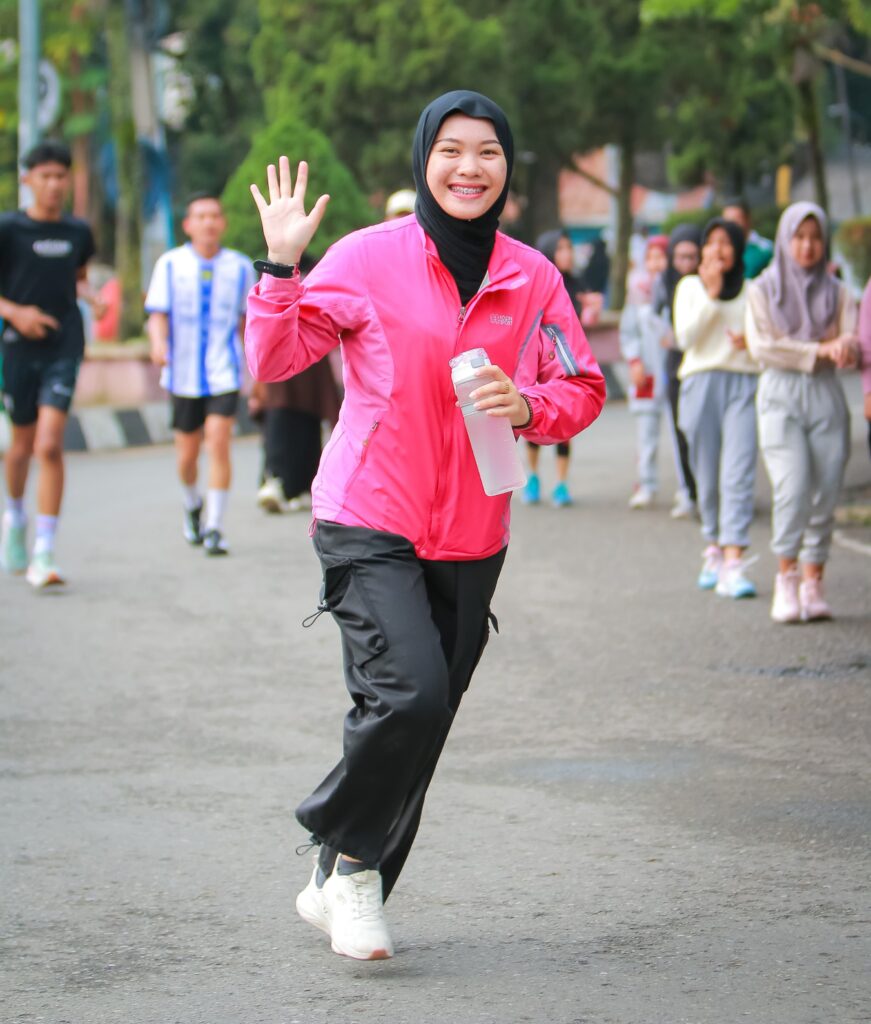 Aktivitas lari santai di luar ruangan, contoh gaya hidup sehat dengan manfaat running untuk kesehatan.