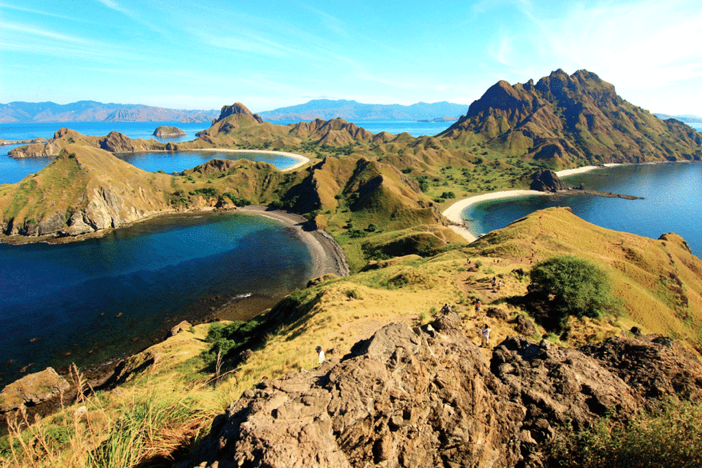 View kece Labuan Bajo, bukit hijau dan laut biru yang bikin kamu tahu kenapa harus ke Labuan Bajo sekali seumur hidup. (sumber foto: unsplash.com)
