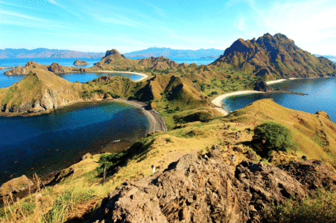 View kece Labuan Bajo, bukit hijau dan laut biru yang bikin kamu tahu kenapa harus ke Labuan Bajo sekali seumur hidup. (sumber foto: unsplash.com)