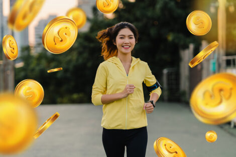 Wanita sedang berlari di luar ruangan dengan latar kota dan ilustrasi koin emas mengambang, menggambarkan konsep Menghasilkan Uang dari Kegiatan Running