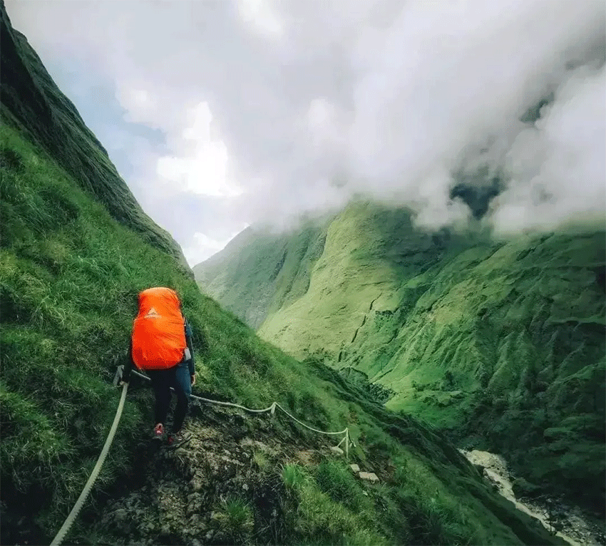 Jalur pendakian via Torean di Gunung Rinjani Lombok. Dikenal sebagai salah satu jalur pendakian paling sulit di Indonesia. (Instagram/@lomboktourism.id)