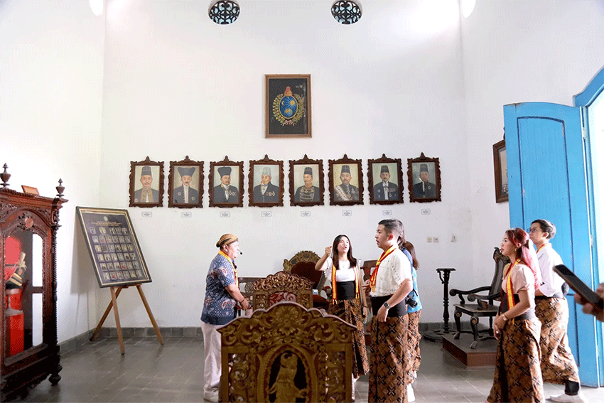 Peserta mengenakan batik mengikuti tur budaya di Royal Surakarta Wellness Festival (RSWF). Foto: dharmawanitapersatuan.id