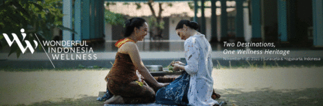 Dua wanita mengenakan kebaya melakukan perawatan tradisional di acara Wonderful Indonesia Wellness. (Sumber Foto: www.indonesia.travel)