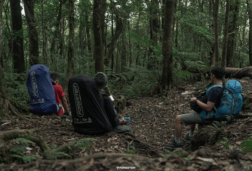 3 orang pendaki yang sedang beristirahat. (sumber foto: instagram @foresteradventure)
