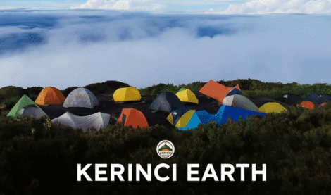 Tenda-tenda pendaki di area camping Gunung Kerinci bersama Kerinci Earth. (Sumber Foto: Instagram @kerinciearth)