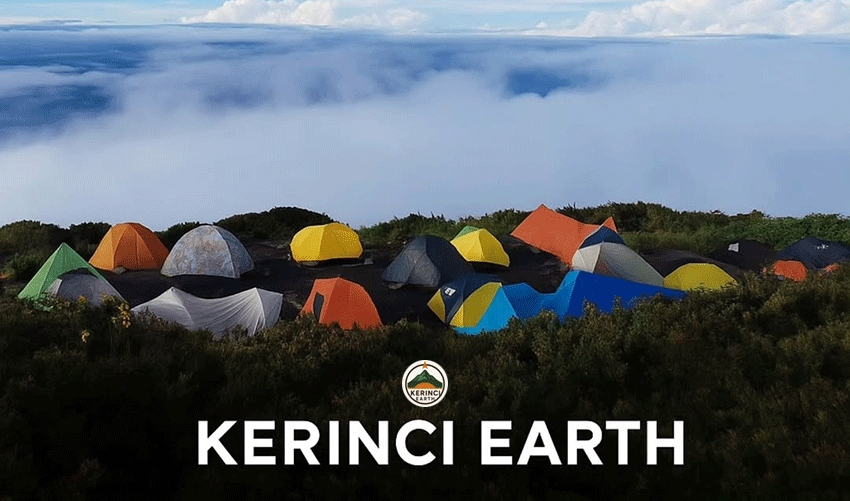 Tenda-tenda pendaki di area camping Gunung Kerinci bersama Kerinci Earth. (Sumber Foto: Instagram @kerinciearth)