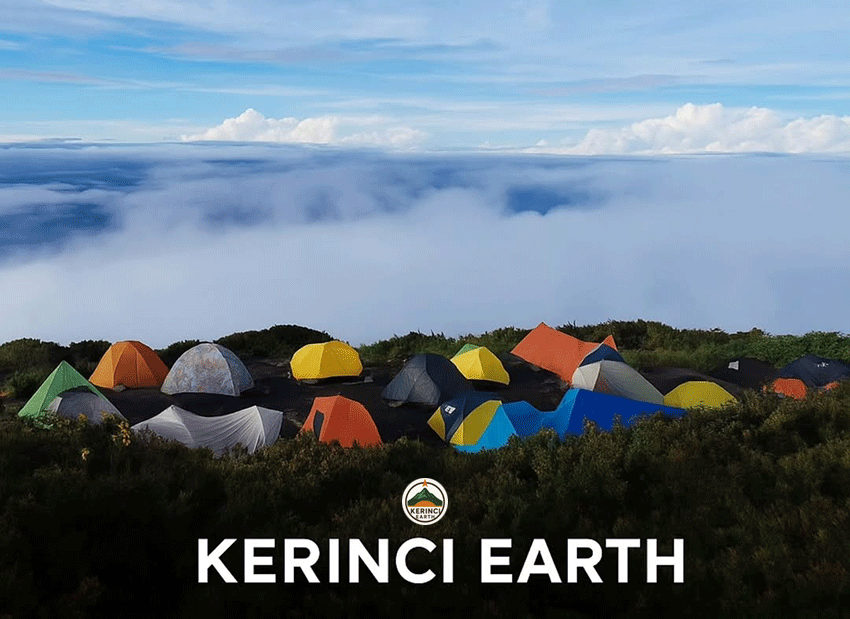 Tenda-tenda pendaki di area camping Gunung Kerinci bersama Kerinci Earth. (Sumber Foto: Instagram @kerinciearth)