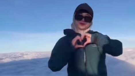 Tangkapan layar video viral pendaki perempuan yang asyik berjoget di puncak Gunung Rinjani, Lombok NTB. (Sumber Foto: tangkapan layar IG @_rinjaniindonesia)