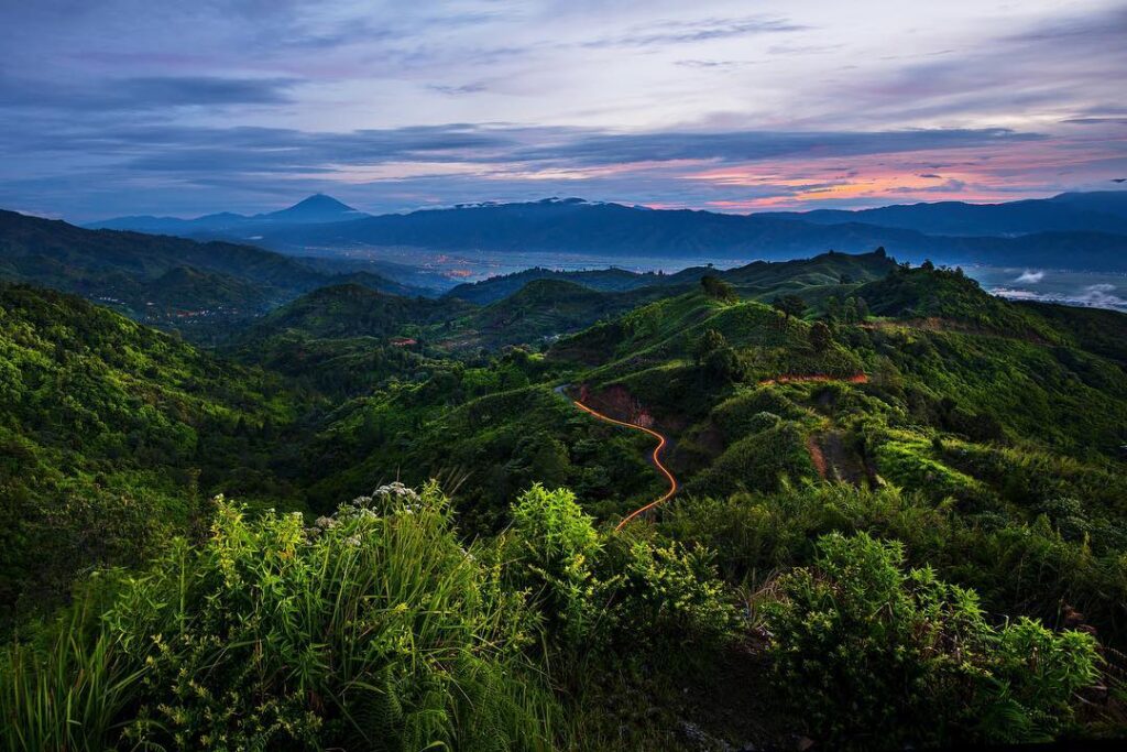 Landscape Negeri Seribu Bukit Kota Sungai Penuh. (sumber foto: Instagram@pegi_pegi)