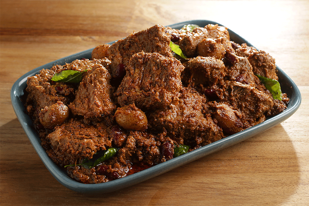 Rendang adalah salah satu kuliner khas Sumatera Barat yang dikenal dunia. (Sumber foto: www.indonesia.travel)