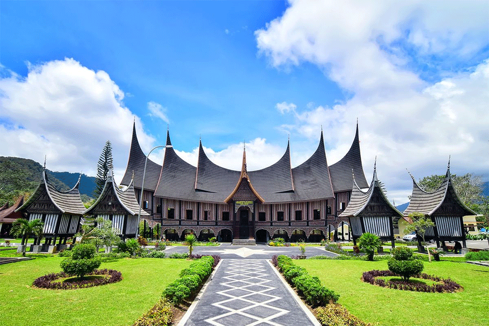 Ilustrasi Rumah Gadang, salah satu tempat wisata Padang yang dapat dikunjungi.(Sumber foto: SHUTTERSTOCK.com/DEDEDIAN)