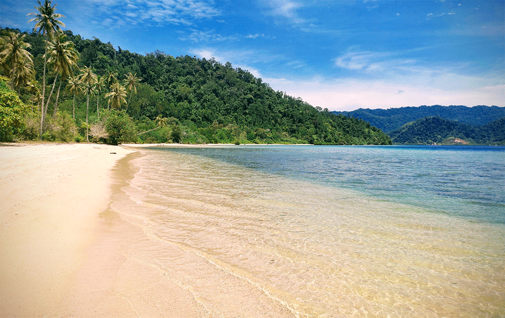 Pantai Pulau Cubadak, Pesisir Selatan, Sumatra Barat. (Sumber foto: wikimedia.org)