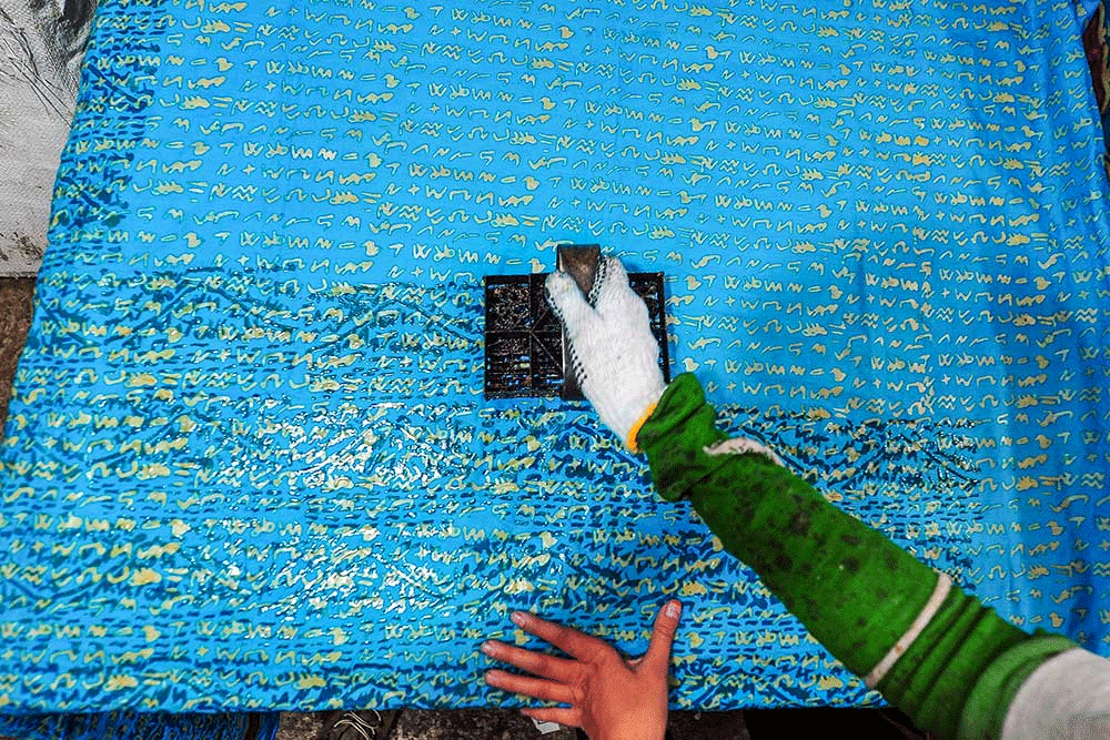 Perajin mencetak motif batik aksara incung Kerinci di tempat produksi batik Daun Sirih Desa Simpang Tiga, Sungai Penuh, Jambi, Senin (16/9/2024). Sumber foto: bisnis.com
