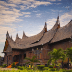 Rumah Gadang Sumatra Barat. (Sumber foto: tamanmini.com)