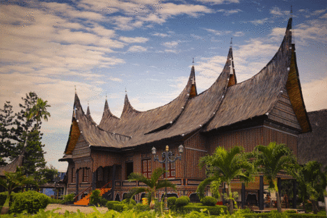 Rumah Gadang Sumatra Barat. (Sumber foto: tamanmini.com)