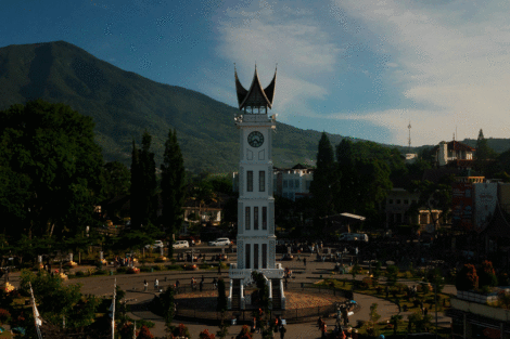 Jam Gadang, Icon Wisata Bukittinggi. (sumber foto: unsplash.com)