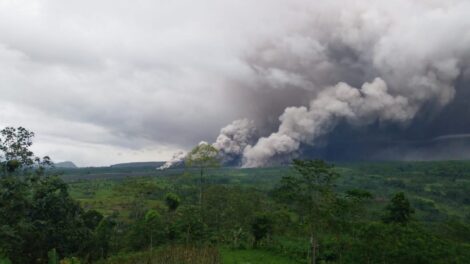 Gunung Semeru Meletus Hebat, Status Naik ke Level III Siaga. Sumber foto: news.okezone.com