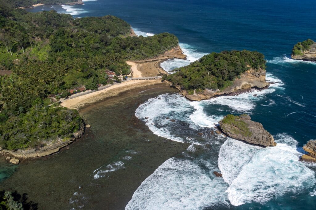 Keindahan Pantai Ngliyep Malang