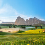 panorama pegunungan Dolomites di Italia dengan tebing batu dramatis