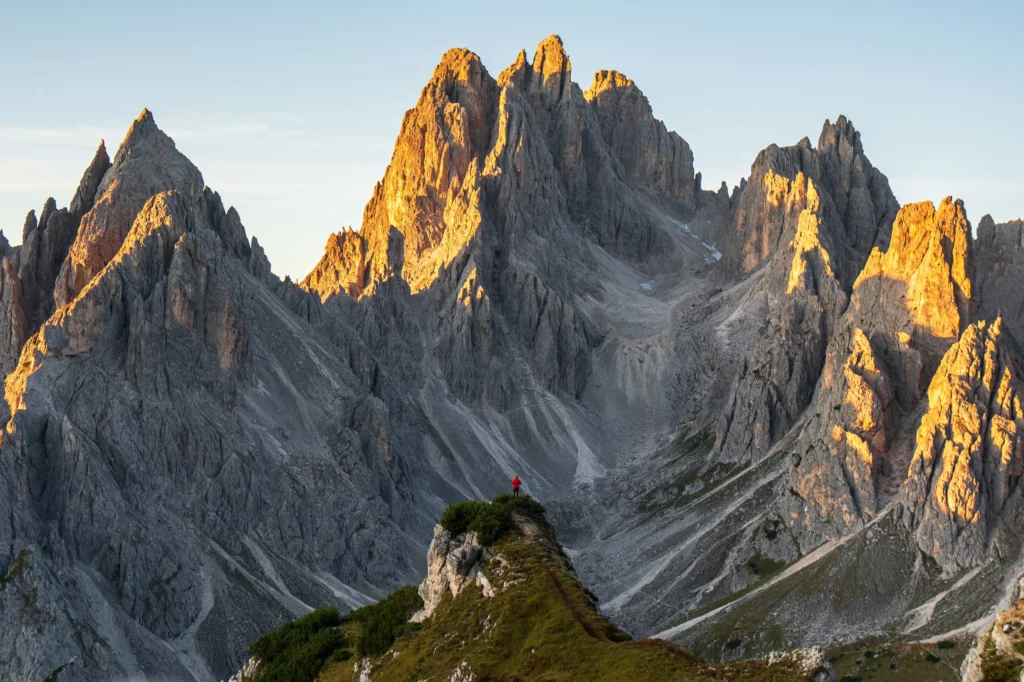 pemandangan panorama puncak Tre Cime di Lavaredo di pegunungan Dolomites Italia