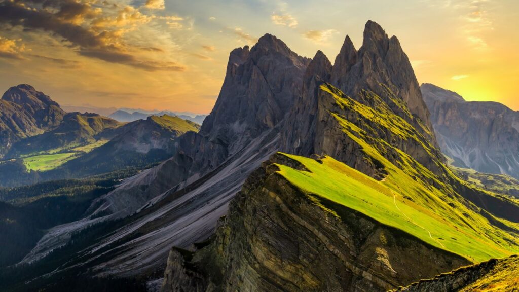 panorama pegunungan Dolomites di Italia dengan tebing batu dramatis