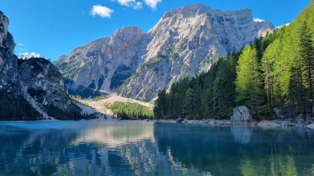 danau Lago di Braies dengan air biru jernih di Dolomites Italia