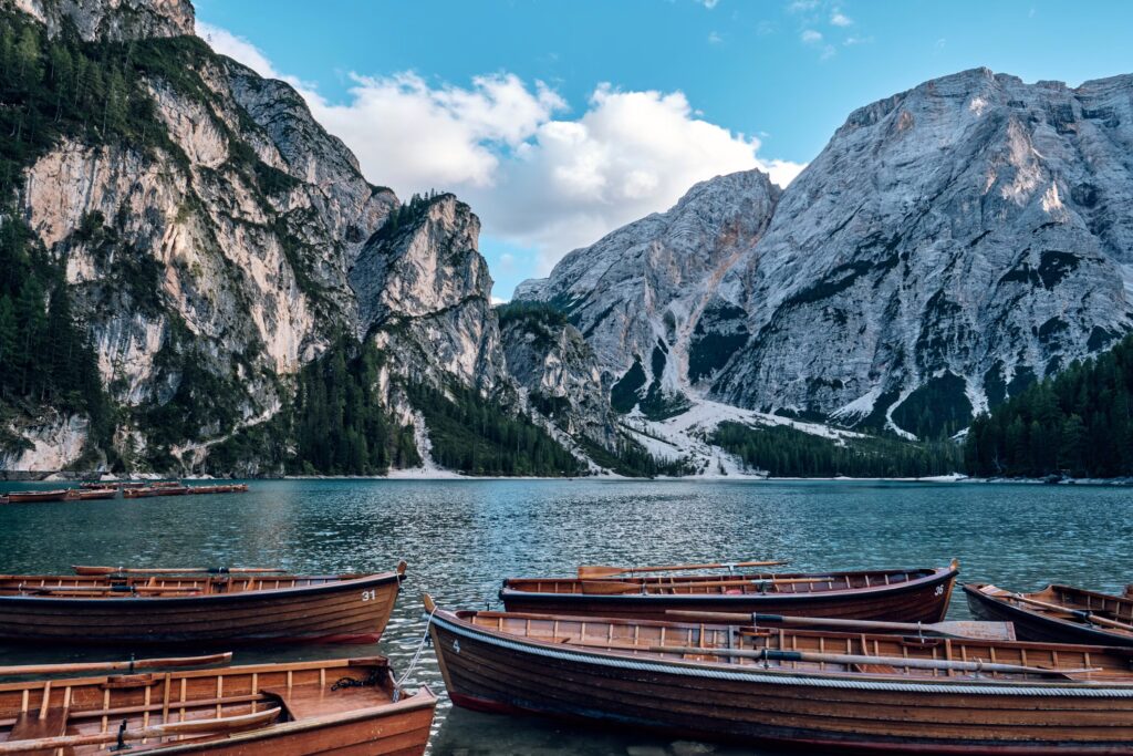 danau Lago di Braies di Dolomites dengan air biru jernih dan pegunungan