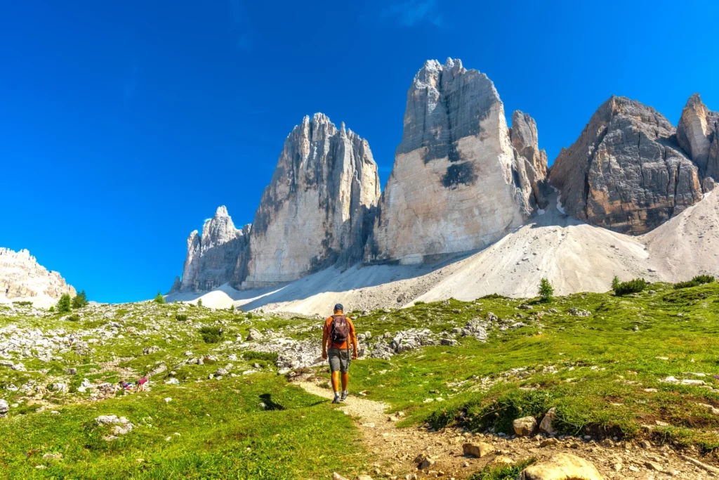 pendaki berjalan di jalur trekking Tre Cime di Lavaredo Dolomites